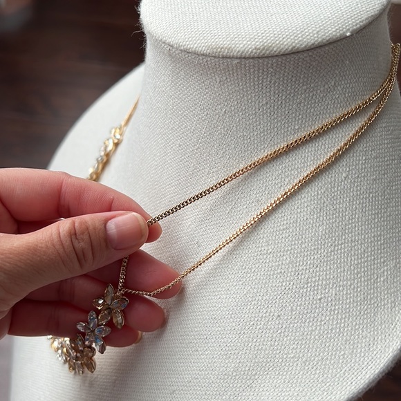 Beautiful Floral Rhinestone Statement Neckalce - Picture 3 of 8